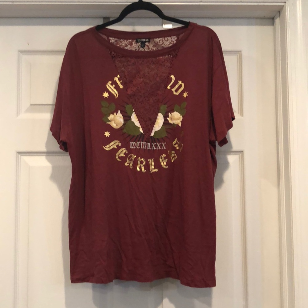 Maroon tee shirt